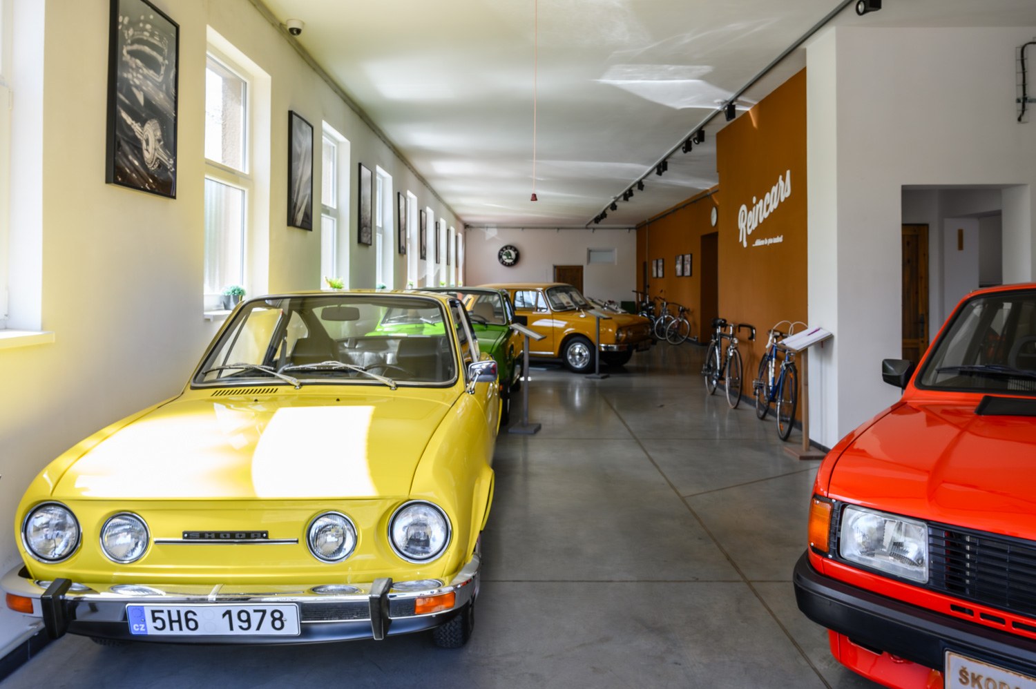Expozice youngtimerů REINCARS s mladšími vozy Škoda